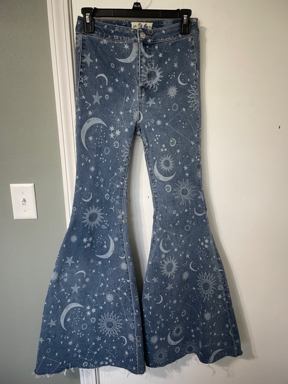 Free People Just Float On Flare Jeans Like New Size 26 Celestial Moon Stars - Picture 5 of 12